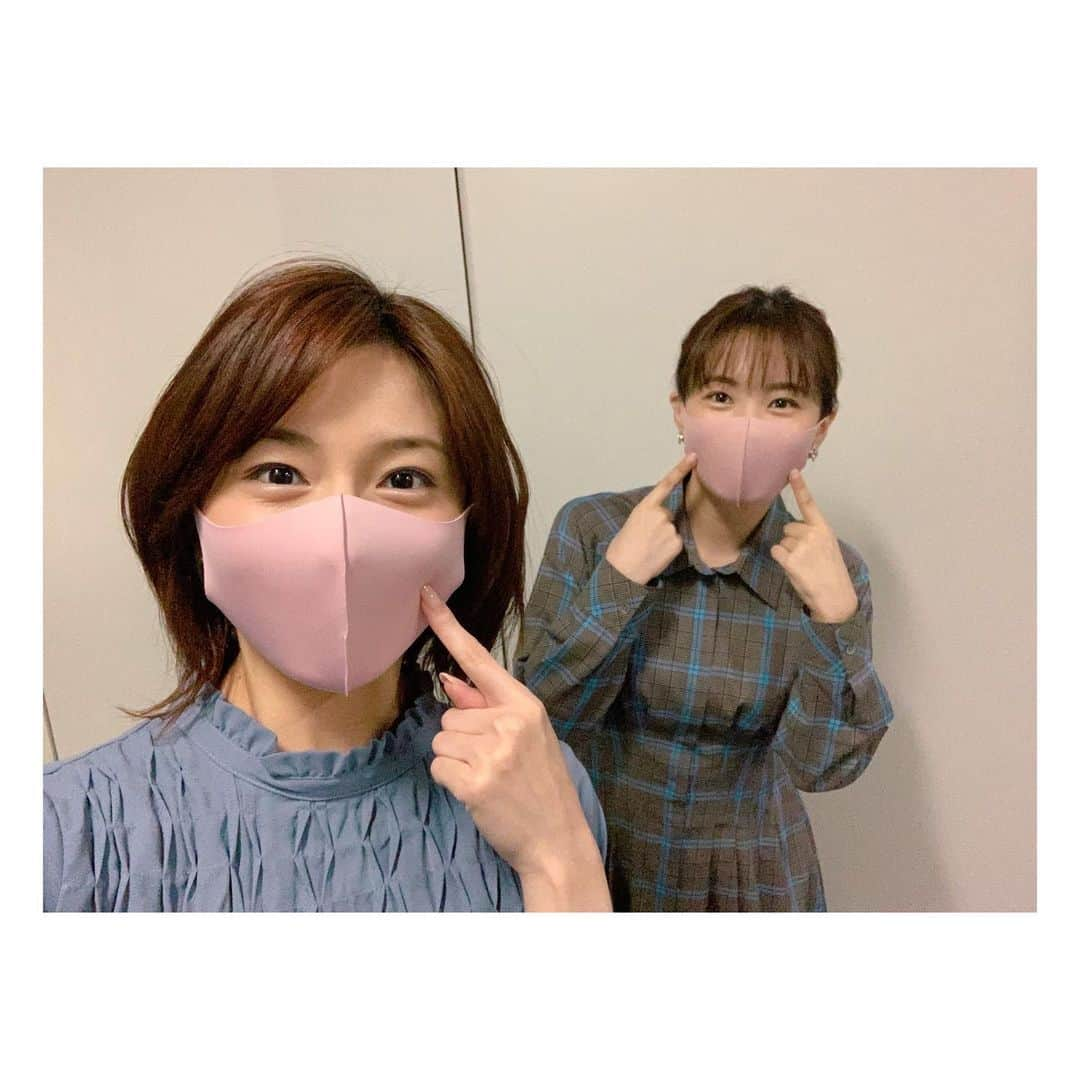 河出奈都美さんのインスタグラム写真 - (河出奈都美Instagram)「. おそろいマスク😆💕  「あれ？マスク似てますね？」という話になり、 買ったお店を聞いたら、たまたま一緒！ 記念に写真撮りました🤳✨  #every終わりの玲奈さん #zero始まりのわたし #ロッカールームでよく会うんです #私のオタク話に付き合ってくれる優しい先輩 #いつもありがとうございます #そしてすみません  #日本テレビ #アナウンサー #市來玲奈 アナ #河出奈都美」4月9日 20時39分 - kawade_natsumi