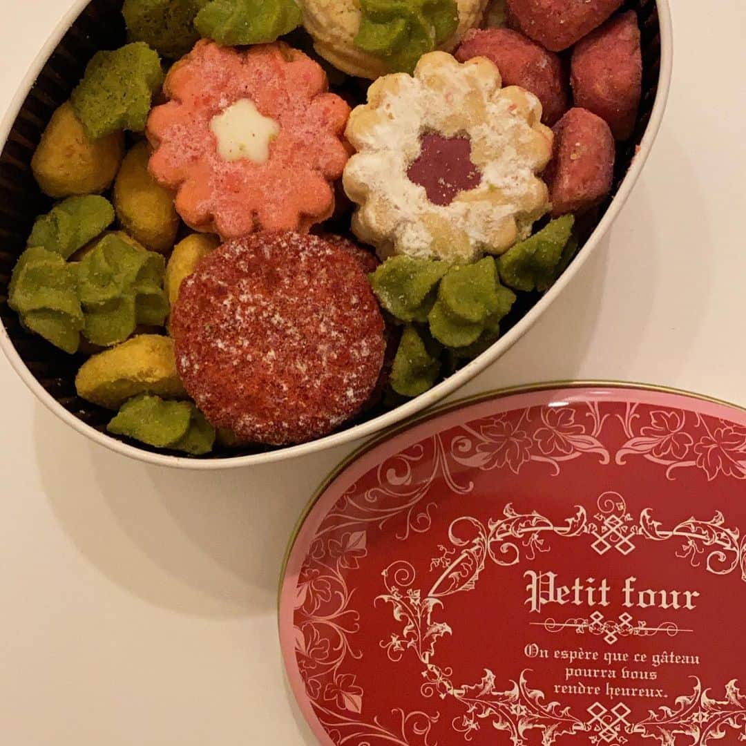 越川萌花のインスタグラム：「#アトリエうかい　 のホロホロクッキー。 はあ…🥺 美味しすぎて感動してる。 好きすぎる🥺  #何枚重なってるか確認したよね」