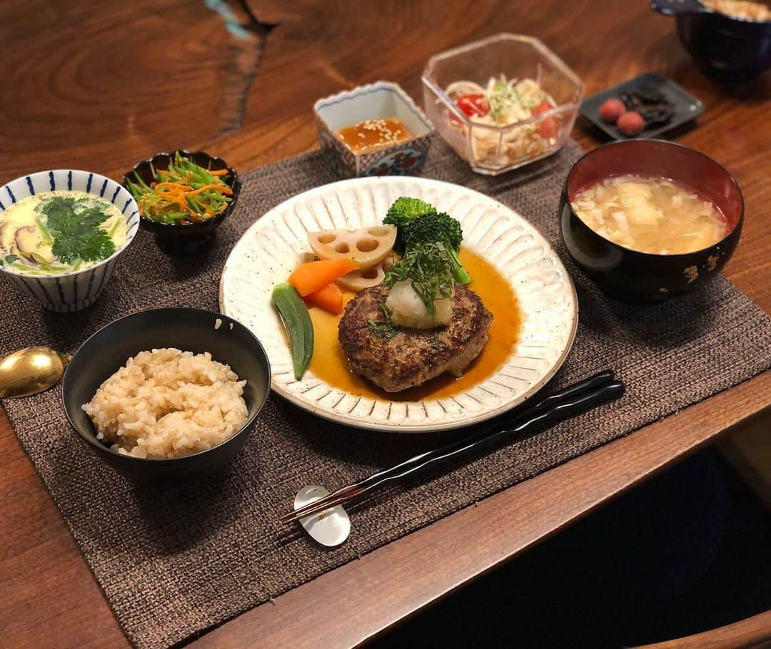 月央和沙さんのインスタグラム写真 - (月央和沙Instagram)「うちの晩ごはん‼️ . #和風ハンバーグ #蒸し野菜 #新玉ねぎのサラダ  #茶碗蒸し #ごま豆腐 #絹さやとにんじんのナムル #大根と揚げのお味噌汁」4月9日 20時50分 - kazusa_tsukio