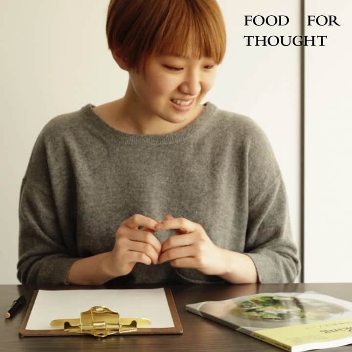 渡辺有子のインスタグラム：「マガジンハウス「＆premium」の別冊『私の料理教室ノート』をFOOD FOR THOUGHT西荻店で明日から販売します。 POPをスタッフ菫ちゃんが描いてくれました。眉があがってるし、包丁立ててるし…😅　 本日、すべての本にサインをしました。限定数の販売です、店頭でお待ちしています。よろしくお願いします。  @foodforthought_shop  @sum12306  @and_premium」