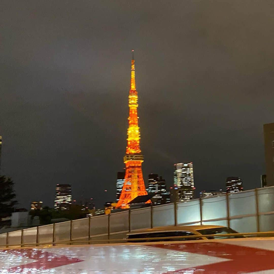 マキ・コニクソンさんのインスタグラム写真 - (マキ・コニクソンInstagram)「空港に行く高速の上から 東京タワー様🗼が”暫しのお別れ！”って 私をお見送りしてくれました！👋🏼  今回は思い切って日本に来て良かった！ 本当は凄く迷ったんだ。 でもナエコちゃんに会いたかったの。 思い立ったらすぐに行動すべし！☝🏼 後悔だけはしたくないっ！  そして2週間の自主隔離は余裕だったよ！笑 それどころか色々な事が出来て良かった！ 私にとって必要な時間だった！👍🏼👍🏼  ナエコちゃん&家族と沢山の時間を 一緒に過ごせたし、ちゃんとお仕事も 出来たし満開の桜ちゃま🌸も見れて 大大満足です！Yay!! 🤗  ハワイは”ご近所”だったね。 今はハワイは”ちょっとご近所”だけど またすぐ前の様に”ご近所”になるよ！😊🌺  一人一人がきちんと自己管理&アヤツ対策を して一日も早く普通の生活に戻れる様に 皆んなで頑張ろう！💪🏼 あたいもハワイで頑張るぞ〜ぉ！👍🏼👍🏼 たくさん”ハワイのおすそ分け”するね！ リアルハワイを発信します！🌺  また帰ってくるね！👋🏼  #日本滞在記 🇯🇵 #バイバイ日本🇯🇵👋🏼 #ハッピーな時間はあっという間  #一人一人の力が大きな力になる！💪🏼 #やらなくて後悔するよりやって後悔した方が良い！」4月9日 21時11分 - makikonikson