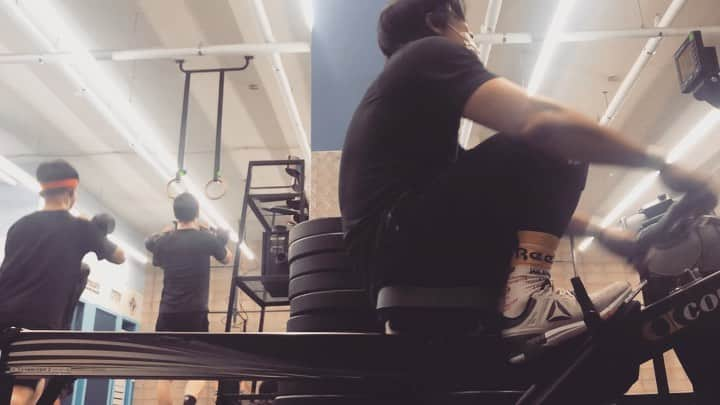 イ・ジェユンのインスタグラム：「4 Rounds of 500m rowing & 100ft KB walking lunges #cfgn #timelapse #crossfit #크로스핏 #크로스핏강남언주 #불금」