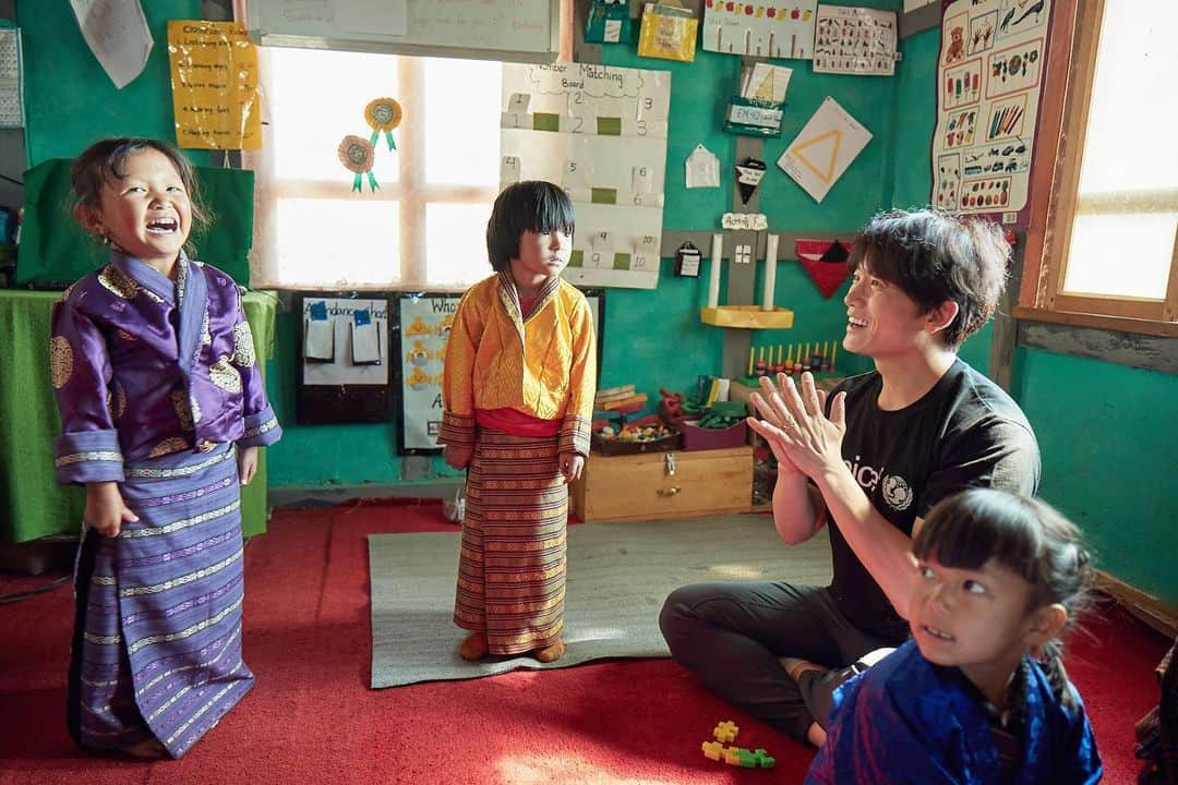 チソンさんのインスタグラム写真 - (チソンInstagram)「#UNICEF #SchoolForAsia #KingdomOfBhutan 🌈」4月9日 21時16分 - justin_jisung