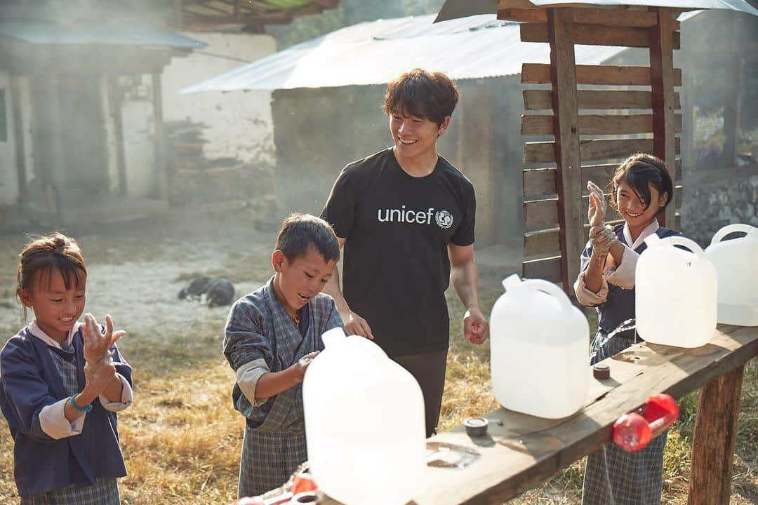 チソンさんのインスタグラム写真 - (チソンInstagram)「#UNICEF #SchoolForAsia #KingdomOfBhutan 🌈」4月9日 21時16分 - justin_jisung