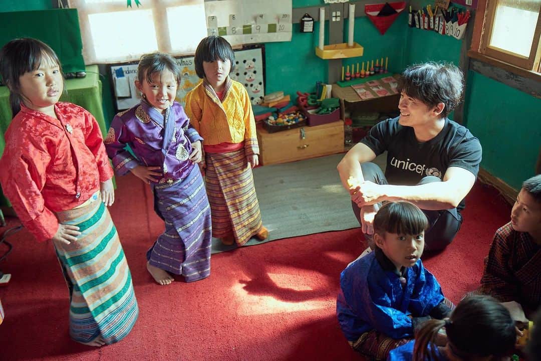 チソンさんのインスタグラム写真 - (チソンInstagram)「#UNICEF #SchoolForAsia #KingdomOfBhutan 🌈」4月9日 21時16分 - justin_jisung