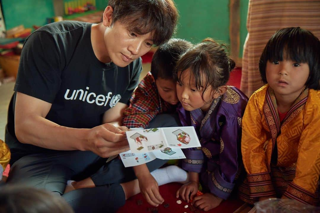 チソンさんのインスタグラム写真 - (チソンInstagram)「#UNICEF #SchoolForAsia #KingdomOfBhutan 🌈」4月9日 21時16分 - justin_jisung