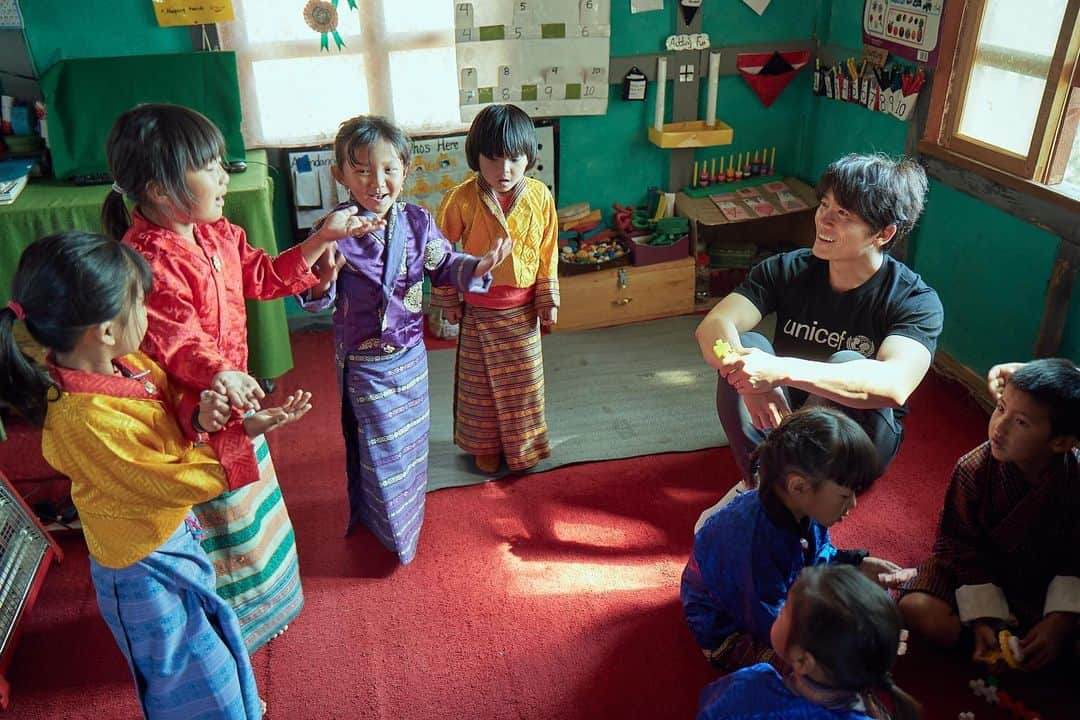 チソンさんのインスタグラム写真 - (チソンInstagram)「#UNICEF #SchoolForAsia #KingdomOfBhutan 🌈」4月9日 21時16分 - justin_jisung