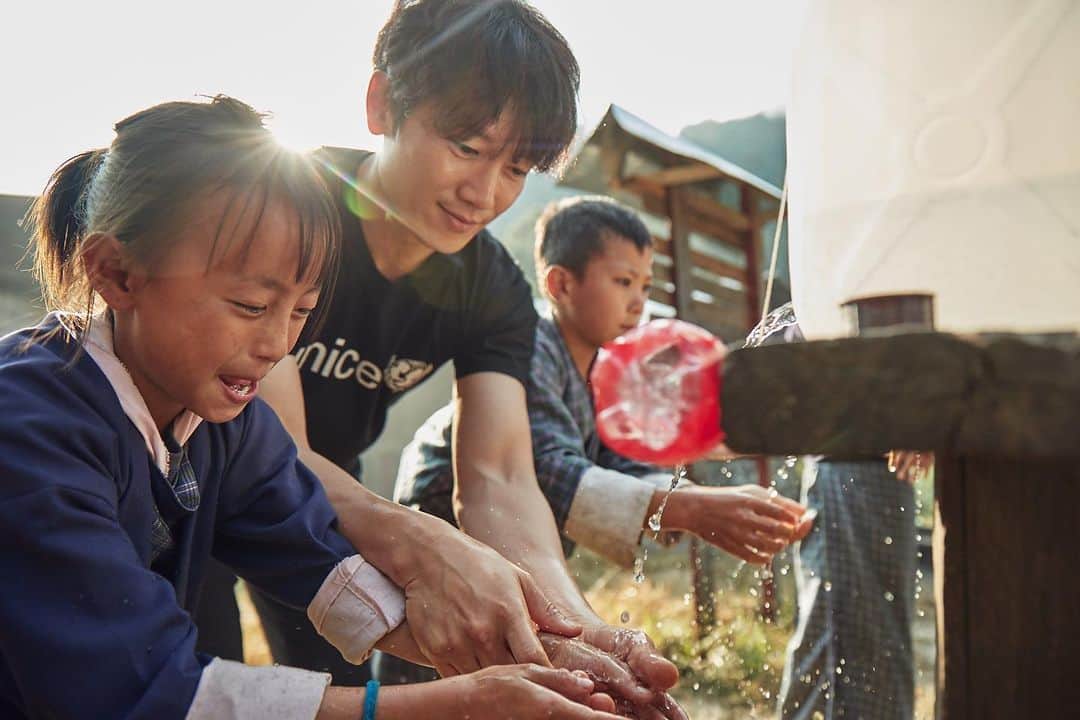 チソンのインスタグラム：「#UNICEF #SchoolForAsia #KingdomOfBhutan 🌈」