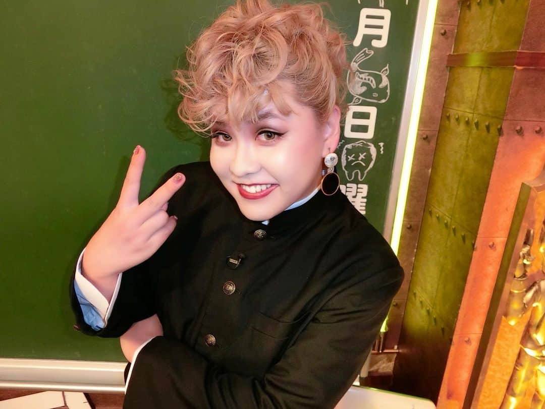 ぺえのインスタグラム：「誰とも争わないヤンキー🕊 #久しぶりの学ラン #ヤンキーになりきれてないヤンキー #揉め事や争いが嫌いなヤンキー #クラスに1人はいる平和主義なヤンキーもどき#エセヤンキー #マイルドモヒカン #体育祭と学園祭だけこういう髪型する女いるよね #編み込んだり刈り上げてみたり #急に体育祭と学園祭だけは大胆になる女 #学生時代あたしは坊主だったからそれは出来なかったけど #いつもは意識して話せない男子に体育祭だけはめっちゃ絡みにいけるメンタルを手に入れてた #学生にとってイベントはアルコールみたいなもの #友達と回転寿司に行くだけでもテンションはディズニーランド #なんでも楽しめた学生時代は本当に最強 #番組でセーラー服か学ランの2択で #どちらがいいですかって番組スタッフに聞かれてたから #どちらでも大丈夫ですって返事をして #収録当日少しドキドキして楽屋に入ったら #学ランだった #学ランでもセーラー服でもどっちでもいいの #自分の軸さえ持っていればそれでいい #男だとか女だとか#学ランだセーラー服だとか #そんなことに左右されてる時代じゃないの #周りがその時代に追いついてないのであれば #自分だけ今の時代に生きればいい #時代に乗り遅れている奴は置いていけばいい #それだけの話よ」