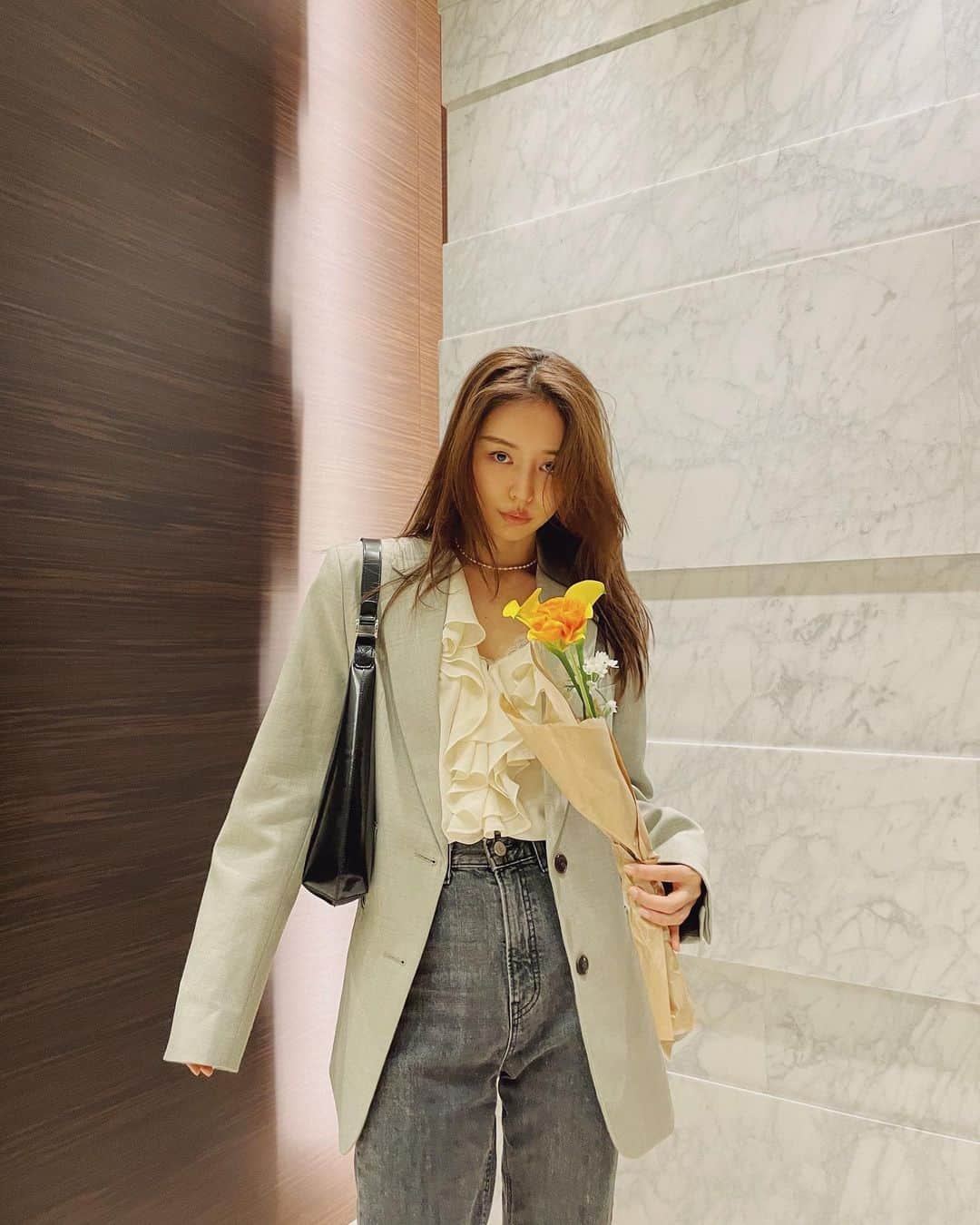 加治ひとみさんのインスタグラム写真 - (加治ひとみInstagram)「It’s Friday today🌼🧡🙊  ✔️しふく jacket @thefrankieshop  necklace @astleyclarke bag @byfar_official  #かぢコーデ」4月9日 21時19分 - kaji_26