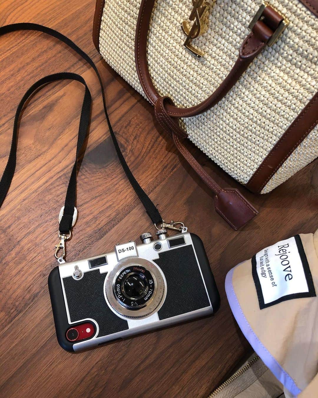 のインスタグラム：「#エミリーパリへ行く 🇫🇷 #netflix  #emiryinparis  で エミリーが使ってる #カメラ型📸 #iphonecase  #携帯カバー エミリーの真似っこ😁💕  これを持ってると 何それ？そんな薄いカメラあるの📸⁉️ カメラ女子になったの？ って良く聞かれる😂　けど #おもちゃでーす  @amazonjapan で 買いました❣️ ストラップも付いて 斜めがけできるから便利👍📸　 1500円ぐらいだったよ 安いのに良くできてる👌 見た目より軽いです だってただのカバーだから😁」