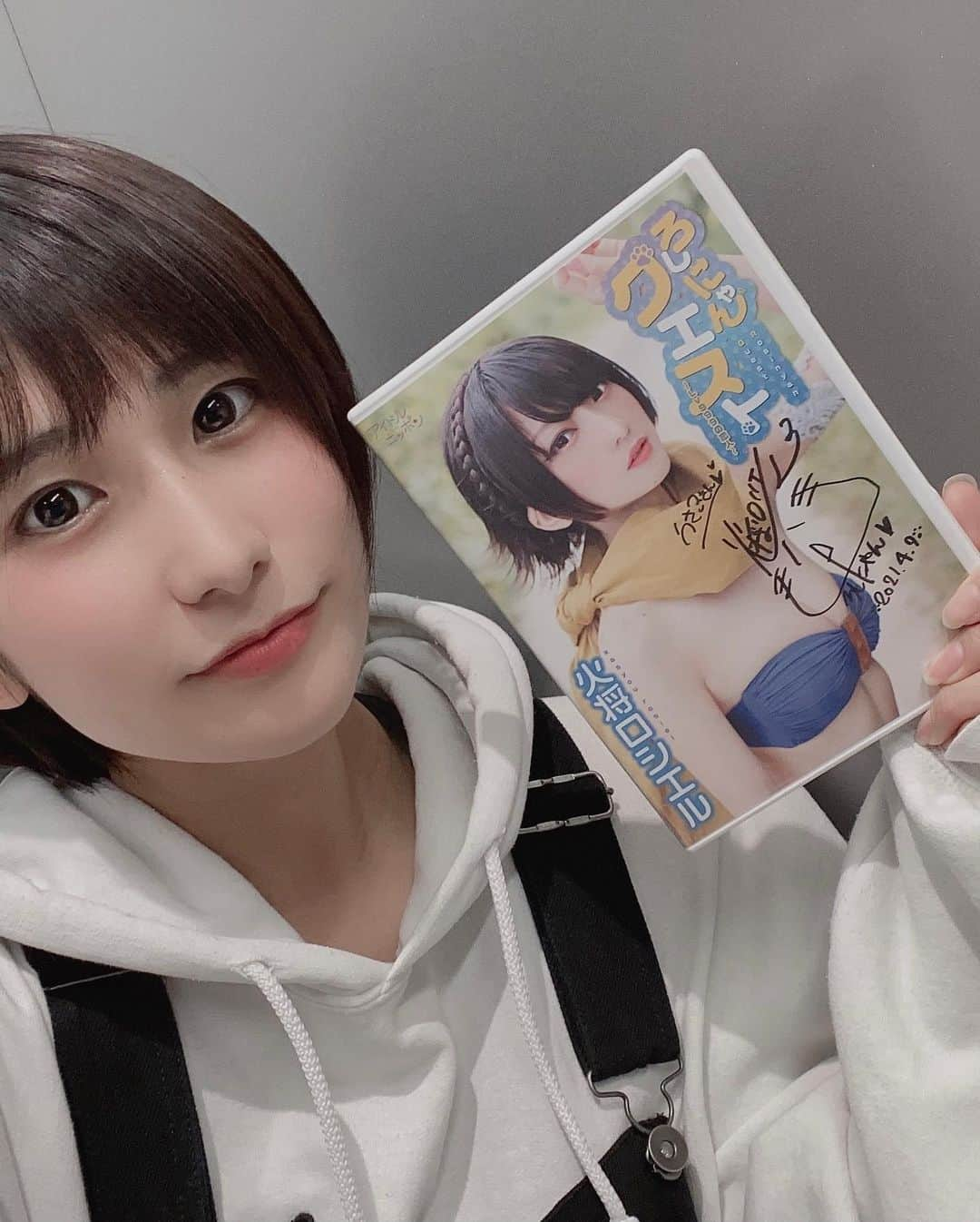 来栖うさこさんのインスタグラム写真 - (来栖うさこInstagram)「ありがとうございました！ . . . 【4/9 20時生配信】うさこのグラビアto the world【第3回】  youtu.be/QvrFjPduurU  . 生配信ありがとうございました💕 ゲストは火将ロシエルさん🐈 . …DVD頂いた喜びの顔３連発🤣✨ しかもサイン入り‼️ . アイドルオンデマンドで、ろしにゃんさをの作品３本配信中ですよ🙌❤️」4月9日 21時33分 - kurusu_usako