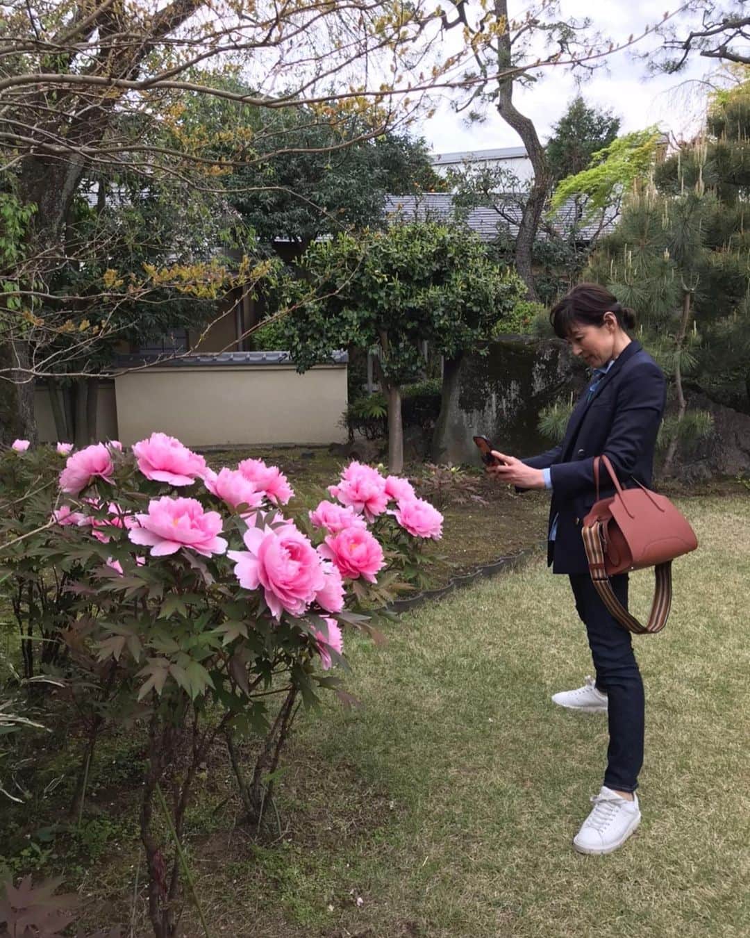 鈴木保奈美さんのインスタグラム写真 - (鈴木保奈美Instagram)「日本庭園に咲く見事な芍薬と、それを撮りたい人。 小学校のお楽しみ会思い出すなあ。薄い紙をたくさん重ねて、山折り谷折り真ん中を留めて、一枚ずつ丁寧に剥がす。そう、お花紙。ううう懐かしい。  @stellamccartney  @redcardtokyo  @loropianaofficial」4月9日 21時38分 - honamisuzukiofficial