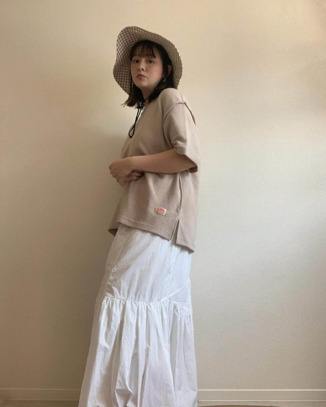 菅谷梨沙子さんのインスタグラム写真 - (菅谷梨沙子Instagram)「今日も暖かったな🍃 日中はポカポカなのでみんなでお散歩するのが日課になってます。  近所を散歩しただけなので、久しぶりにスカートを。 トップスは @classicalelf_official のTシャツ.  裏パイル素材なのでこれからの季節にぴったりなアイテム。 ダボっと着たかったからあえてインはしなかったけど、インしてきてもいいね◎  #クラシカルエルフ #classicalelf #エルフコーデ #sustaina#sustainaplus#locari #java #クルーネックt #チュニック #tシャツ#今日の服#今日のコーデ #着回しコーデ#コーデ記録#ママファッション」4月9日 21時45分 - risako_sugaya