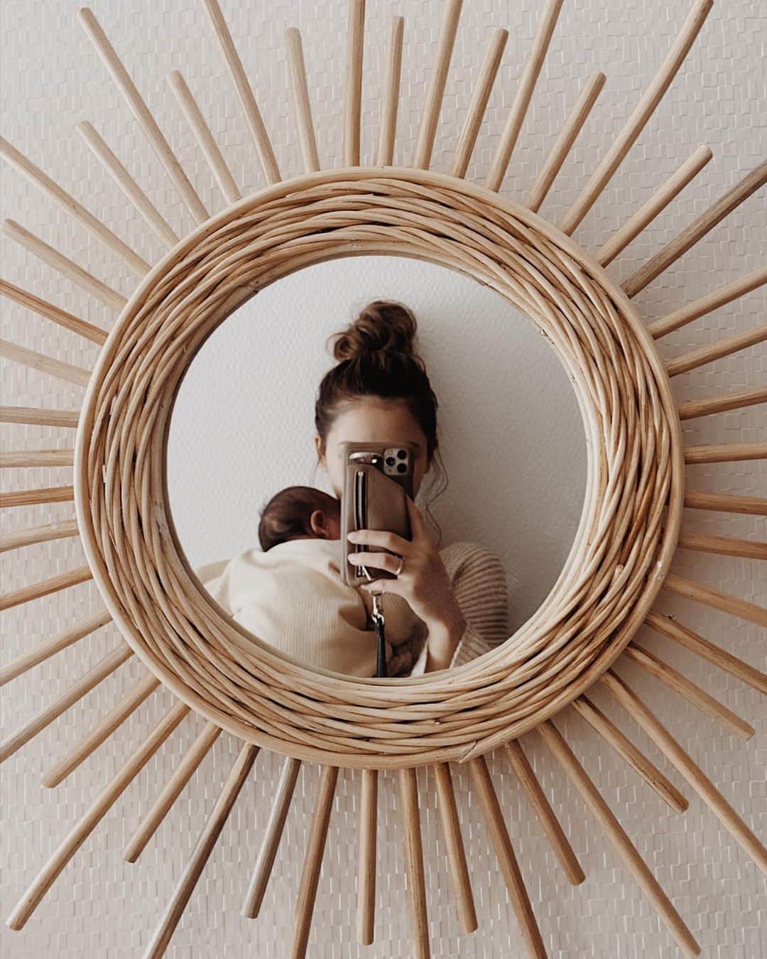 のインスタグラム：「𝐦𝐨𝐦 𝐚𝐧𝐝 𝐝𝐚𝐮𝐠𝐡𝐭𝐞𝐫 🌼」