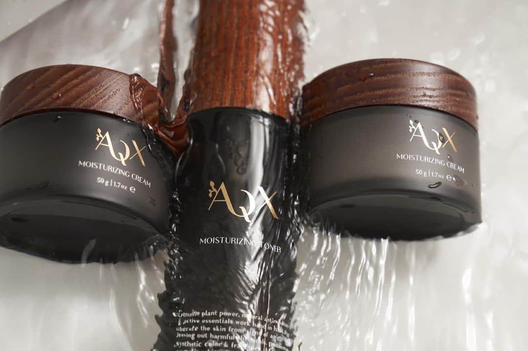窪塚洋介のインスタグラム：「『AQX』皆さんに大好評頂き、ありがたいことに様々な卸業者さん／店舗さんからお声がけ頂いています ^ ^ AQX公式サイトのオンラインショップだけではなく、直接店舗で手に取って購入してもらえるようになりそうなので、しばし待っていてください～‼ #aqx」