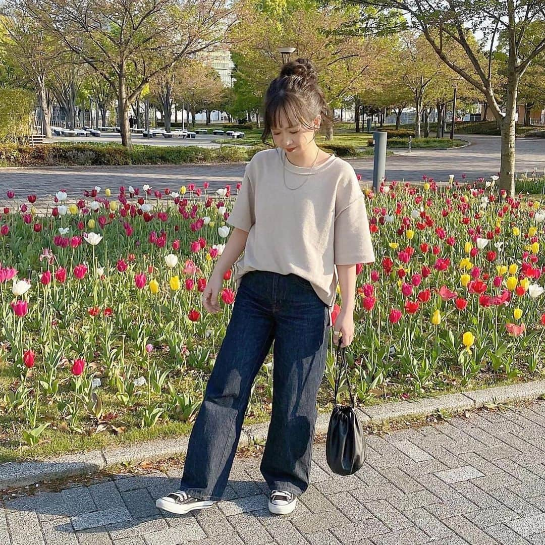 haruさんのインスタグラム写真 - (haruInstagram)「ㅤㅤㅤㅤㅤㅤㅤㅤㅤㅤㅤㅤㅤ ㅤㅤㅤㅤㅤㅤㅤㅤㅤㅤㅤㅤㅤ ㅤㅤㅤㅤㅤㅤㅤㅤㅤㅤㅤㅤㅤ #ootd  暖かった日のコーデ🥺🧡  @classicalelf_official と Java のコラボの パイル地が気持ちの良くて肌触りが最高なトップス🤍 裾にスリットが入っているからインしやすいのも嬉しい💕 最後に載せたタグ🏷も可愛い🤭🧡笑  デニムもワイドデニムでゆるっとコーデに🧸  これからもっと暑くなるし 夏とかにもたくさん使えそうだから 色違いもほしいなぁ🤔🧡  .  🪧 @classicalelf_official ⸝⸝⸝⸝ #ジャバコラボコットンパイル地Tシャツ  .  他のアイテムは以前にも載せているので WEARをチェックして頂けたら幸いです🙇‍♀️🧡  #クラシカルエルフ #classicalelf #エルフコーデ #sustaina#sustainaplus#locari #java #クルーネックt #チュニック #tシャツ#プチプラコーデ#大人カジュアル#春コーデ#harucd」4月9日 21時52分 - __haru3