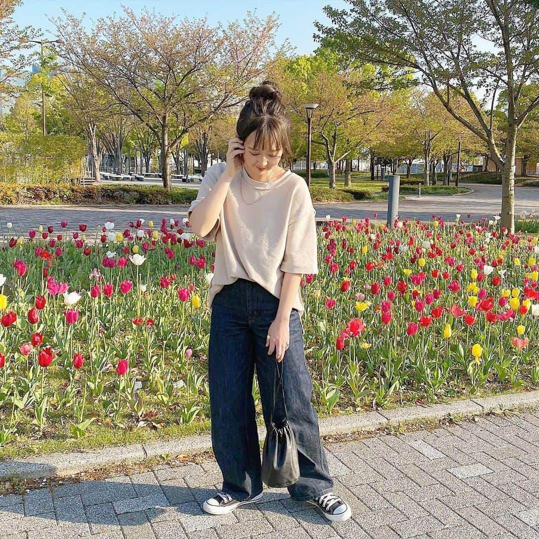 haruさんのインスタグラム写真 - (haruInstagram)「ㅤㅤㅤㅤㅤㅤㅤㅤㅤㅤㅤㅤㅤ ㅤㅤㅤㅤㅤㅤㅤㅤㅤㅤㅤㅤㅤ ㅤㅤㅤㅤㅤㅤㅤㅤㅤㅤㅤㅤㅤ #ootd  暖かった日のコーデ🥺🧡  @classicalelf_official と Java のコラボの パイル地が気持ちの良くて肌触りが最高なトップス🤍 裾にスリットが入っているからインしやすいのも嬉しい💕 最後に載せたタグ🏷も可愛い🤭🧡笑  デニムもワイドデニムでゆるっとコーデに🧸  これからもっと暑くなるし 夏とかにもたくさん使えそうだから 色違いもほしいなぁ🤔🧡  .  🪧 @classicalelf_official ⸝⸝⸝⸝ #ジャバコラボコットンパイル地Tシャツ  .  他のアイテムは以前にも載せているので WEARをチェックして頂けたら幸いです🙇‍♀️🧡  #クラシカルエルフ #classicalelf #エルフコーデ #sustaina#sustainaplus#locari #java #クルーネックt #チュニック #tシャツ#プチプラコーデ#大人カジュアル#春コーデ#harucd」4月9日 21時52分 - __haru3