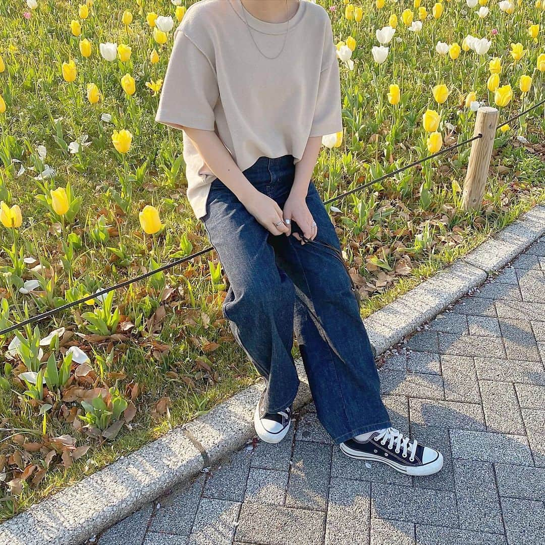 haruさんのインスタグラム写真 - (haruInstagram)「ㅤㅤㅤㅤㅤㅤㅤㅤㅤㅤㅤㅤㅤ ㅤㅤㅤㅤㅤㅤㅤㅤㅤㅤㅤㅤㅤ ㅤㅤㅤㅤㅤㅤㅤㅤㅤㅤㅤㅤㅤ #ootd  暖かった日のコーデ🥺🧡  @classicalelf_official と Java のコラボの パイル地が気持ちの良くて肌触りが最高なトップス🤍 裾にスリットが入っているからインしやすいのも嬉しい💕 最後に載せたタグ🏷も可愛い🤭🧡笑  デニムもワイドデニムでゆるっとコーデに🧸  これからもっと暑くなるし 夏とかにもたくさん使えそうだから 色違いもほしいなぁ🤔🧡  .  🪧 @classicalelf_official ⸝⸝⸝⸝ #ジャバコラボコットンパイル地Tシャツ  .  他のアイテムは以前にも載せているので WEARをチェックして頂けたら幸いです🙇‍♀️🧡  #クラシカルエルフ #classicalelf #エルフコーデ #sustaina#sustainaplus#locari #java #クルーネックt #チュニック #tシャツ#プチプラコーデ#大人カジュアル#春コーデ#harucd」4月9日 21時52分 - __haru3