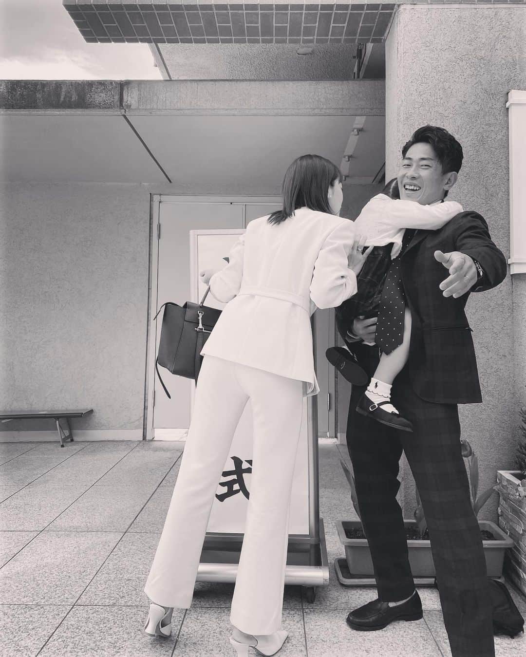 近藤千尋のインスタグラム：「先日無事に入学式🌸終わりました😍 思い描いていた、 入学式と書かれたところで撮る写真は こんな感じになりました♥️笑 太田家らしくて良し👌😹😹😹  楽しい学校生活になりますように、 ママパパは全力で応援するよ👏☺️  初めての学校は 最初半べそかいてましたが、 なんとか大丈夫そう😘笑 5月で４歳だねー😍(年少さん) 楽しいことも、時には悲しいことも たくさん経験しておっきくなぁれ☺️  とにかく、名前シールやワッペンを ぺたぺた張って プリントもたくさん記入して やーっと今日は落ち着いたので、、笑  寝ます♥️🌸笑  新生活、皆さん疲れない程度に 肩の力をふぅ〜っと抜いてがんばりましょ😇😇  👚 @maxmara  👖 @zara  👜 @celine  👠 @newbottega」