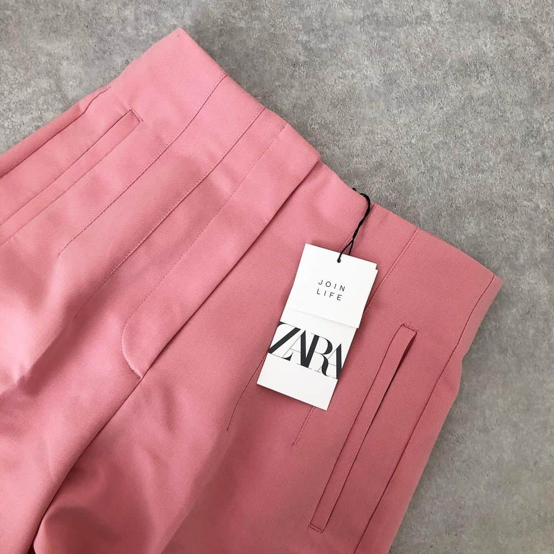 Miyoさんのインスタグラム写真 - (MiyoInstagram)「【ZARA購入品】﻿ ﻿ ZARAのハイウエストパンツに新色が🌸﻿ 着ると気分が明るくなる鮮やかなピンク♪﻿ ﻿ ▷▷▷スワイプ﻿ ﻿ ピンク/XSサイズ﻿ 品番 9929/032 ¥4,990﻿ ﻿ ﻿ ﻿ 新色で真っ白なホワイトもあって、﻿ それも気になってる🙊🤍﻿ ハイウエストパンツ何本目だろ？🤣笑﻿ ﻿ ﻿ ストレッチコットンクルーネックT…#UNIQLO﻿ ボーダーT… @feepur﻿ #ハイウエストパンツ …#ZARA#ザラ﻿ バッグ…#vasic#loewe﻿ パンプス…楽天roomに載せてます﻿ スニーカー…#converse#コンバース﻿ ﻿ ﻿ ﻿ ﻿ #ザラジョ#ザラコーデ#ザラジョコーデ#ZARA購入品#春コーデ#ユニクロコーデ#スニーカーコーデ#zarawoman#zaradairy#zaranewin#zarafashion#zarastyle#ママファッション#ママコーデ#プチプラコーデ#プチプラファッション#大人カジュアル#きれいめカジュアル﻿ ﻿ ﻿ ﻿ ﻿ ﻿ ﻿ ﻿ ﻿ ﻿ ﻿ ﻿」4月9日 22時01分 - miyopu