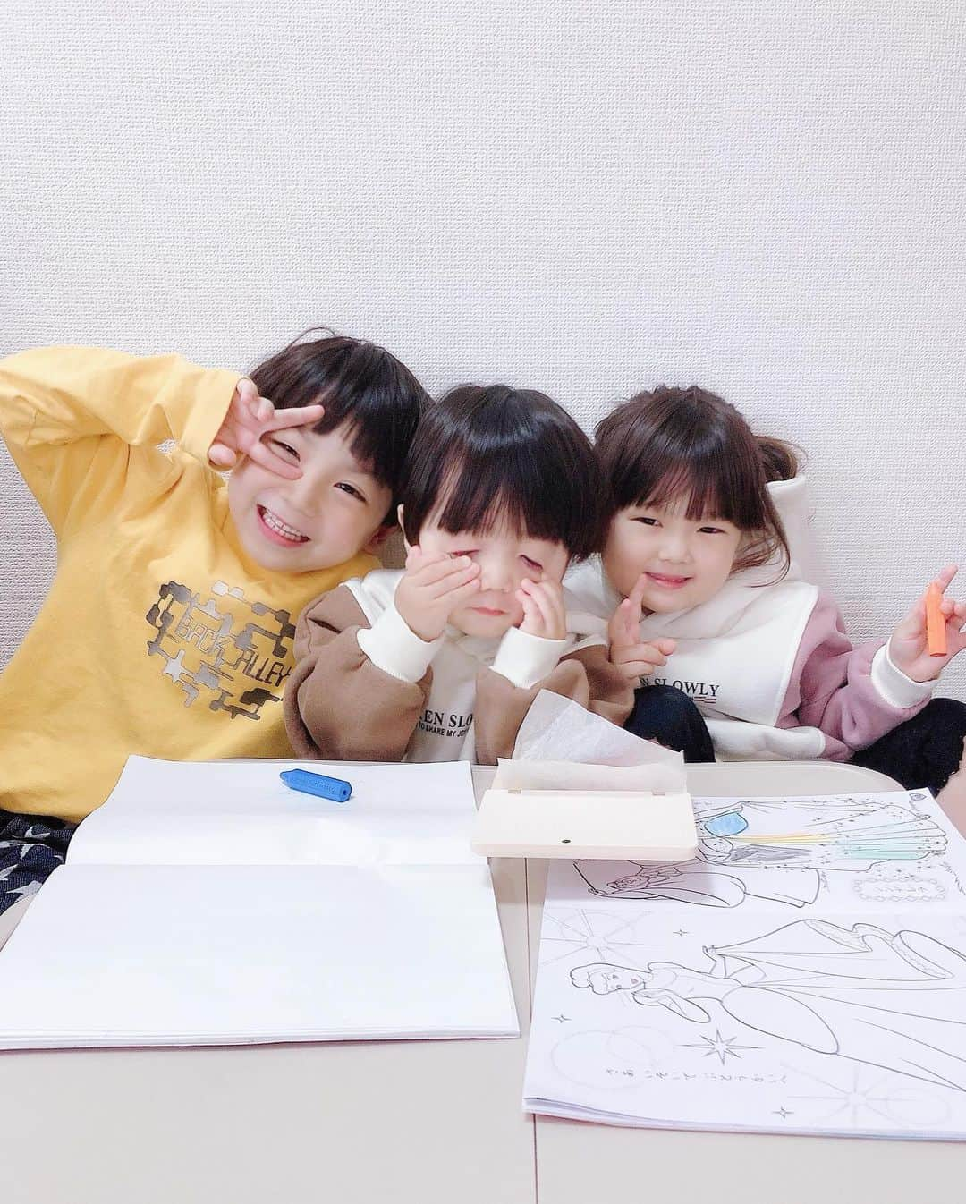 菊地あやかさんのインスタグラム写真 - (菊地あやかInstagram)「. お絵かき、ぬりえが大好きな 子供達👦🏻👧🏻👦🏻💖 素敵なクレヨンに出会えました🥺♡ @crapitsu のくれぴつ𓂃 𓈒✍︎ ⚪︎クレヨンのように汚れない ⚪︎口に入れても安全な素材 ⚪︎鉛筆の持ち方の練習になる六角形 ⚪︎丸ごと水洗い.消毒ができて清潔 ⚪︎折れにくくボロボロにならない 汚れを気にしないで子供達にも 思いっきりお絵かきをさせてあげられるので このくれぴすに出会えて本当に良かった♡ 名前も入れられて木箱のケースも 凄く可愛いのでおすすめです☁️🎨.⋆ #くれぴつ #クレヨン #お絵かき #ぬりえ」4月9日 22時08分 - ayaka_official06