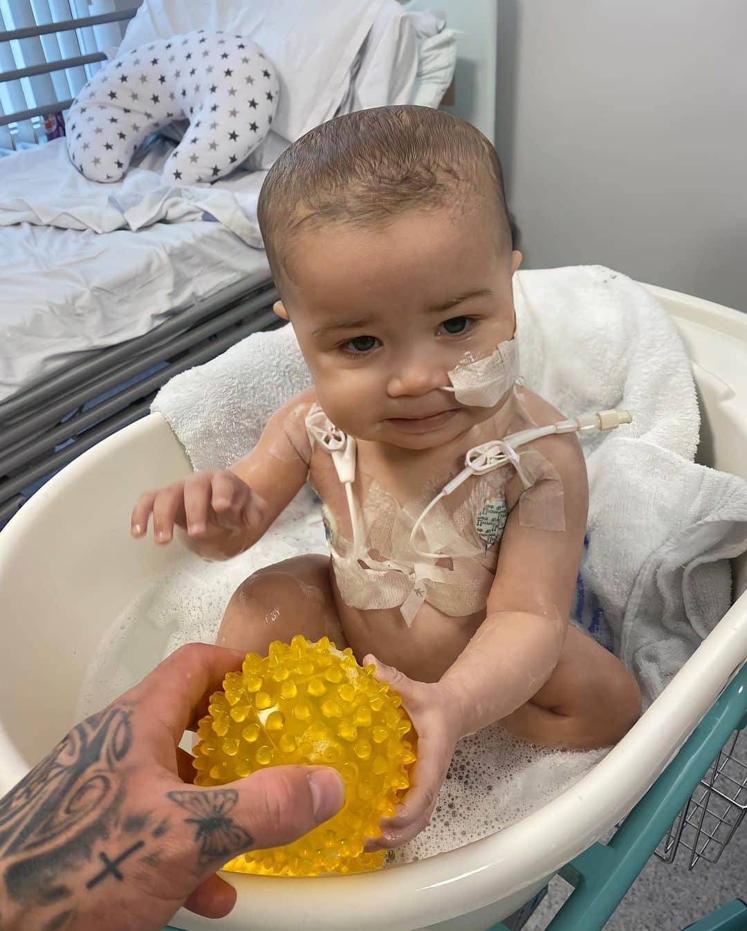 アシュリー・ケインのインスタグラム：「Azaylia’s last bath in hospital, before we take her home where she belongs. 🏠❤️😢💔🙏🏾  9 days ago consultants told us my daughter had 1-2 days to live, but thought she may pass that evening. Even with a barbaric disease consuming her blood, tumours in her brain and organs and amounts of pain I cannot imagine... She is still battling through 9 days later, with parts of the day with nothing but smiles despite her discomfort. 💔  This is a testament of this little girls strength and the fight she has possessed all of the way through. She has fought a battle that not many, if any, of us could have endured and she’s earned the love and respect of many on the way. The truth is though, I hope and pray that I have earned hers! Even through the hardest and saddest time of my life, she has found a way to make it better. She has shined light on the darkest of days and she has opened my heart to amounts of love I couldn’t believe possible! ❤️  The truth is, I don’t know what I will do without you. But for now, I find strength in giving you the best of me, and the only me that you deserve! ❤️  You are in my arms, my thoughts, my prayers and my heart everyday my princess. YOU’RE MY HERO! ✊🏾 DADDY LOVES YOU! ❤️」