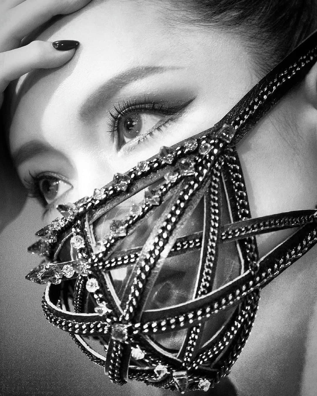 のインスタグラム：「﻿ ﻿ 不確かな時代になって﻿ 確かなものに白黒がついた﻿ ﻿ 守り抜く？﻿ 何捨てる？﻿ その未来に今来た過去がある﻿ ﻿ 貫くだけが強さじゃない﻿ 手放すのは楽なんて事はない﻿ ﻿ 愛しい人よ﻿ 誰のせいにもしないで﻿ 結末はキミシダイだ﻿ ﻿ #23rdMonster﻿ #ayu23rdAnniversary﻿ #ayu23周年﻿ ﻿ Making photo by @masayukikamo」