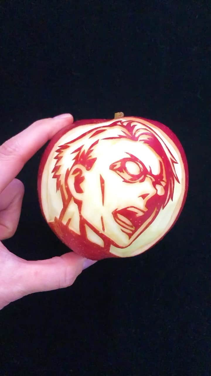 片山美耶のインスタグラム：「. I carved Kent Nanami from JujutsuKaisen into an🍎 リクエストのななみん彫ったよ😊 . ASMR full→YouTube(link in bio) #jujutsukaisen  #kentonanami  #manga #anime #呪術廻戦 #七海健人  #特級呪術師  #ななみん #労働はクソということです」