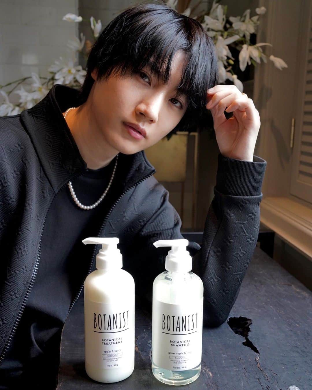 桜田通さんのインスタグラム写真 - (桜田通Instagram)「BOTANIST SHAMPOO&TREATMENT  ボタニストがリニューアルしたようです！ ここからちょっと語ってしまうのですが、僕はお風呂によく浸かってます。なのでシャンプーやトリートメントは必然としてこだわっていて、今まで沢山のものを使っておりますが、このボタニストシリーズの、特にスムースは自分のバスルームには絶対に、常にあるセットなんです！ 素敵なヘアケアは色々とありますが、僕は乾かした後にあまり重くならない使い心地が好きで、このスムースが自分の髪に合っていてずっと愛用しています。(髪の傷みが気になる時はモイストも使っていました！) ちょうど使い切ってしまったタイミングで頂いて、こうしてインスタで紹介できて、個人的にすごく嬉しいアイテムです☺️ スムースの他にも種類はあって、5種類の中から自分に合うシリーズを選んでみて下さい！ そしてリニューアルして、パッケージもサステナブルで環境に配慮したバイオマス容器に生まれ変わったみたいです！ この写真を撮ったあとに実際に新しいボタニストシャンプーとトリートメントを使用したのですが、内容に関してのリニューアルはもう言うことないくらい最高でした…ずっと使ってるからこそ洗い流した時点で違いがわかりました✨ あとタオルドライしてる時も触り心地変わります！ 髪にも、環境にも良いとなると、これからも使い続けようと思えます！ 皆さんも是非、試してみて下さい🌼  #新ボタニスト #BOTANIST #ボタニスト #シャンプー #一歩踏み出す自然と変わる #botanicalbeauty #PR」4月9日 22時45分 - dorisakurada