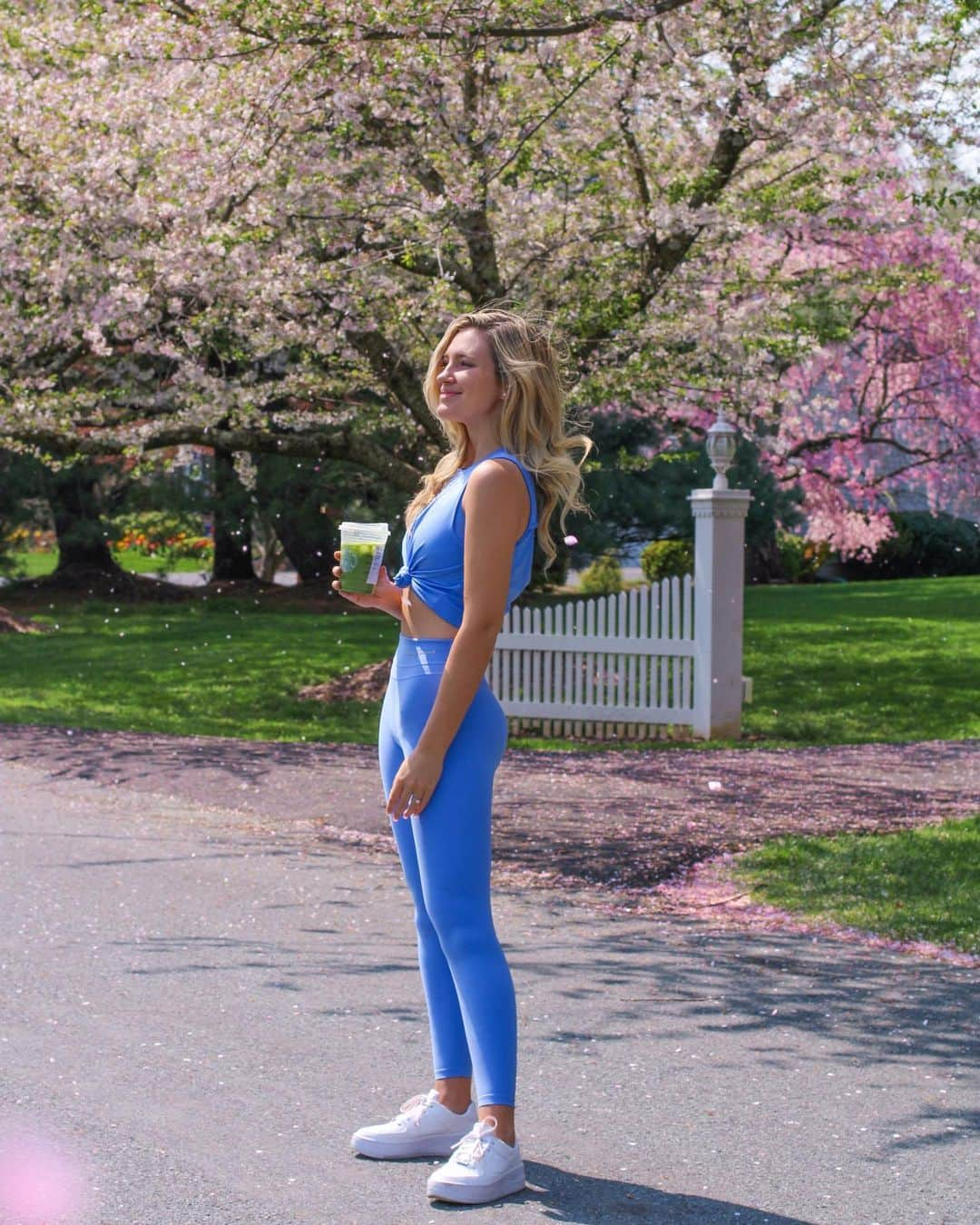 サシャ・カリスさんのインスタグラム写真 - (サシャ・カリスInstagram)「Walks among the falling cherry blossoms 🌸 I have never seen cherry blossoms in full bloom and I am BEYOND excited!! We are going to DC tomorrow and I can’t wait to see the trees along the river 🤩 any must sees to recommend? 💗✨  #washingtondc #germantown #cherryblossoms」4月9日 22時54分 - _bahamasgirl_