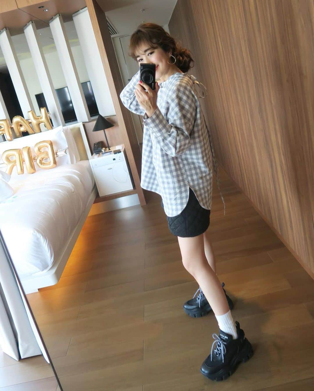 Mai Wakimizuのインスタグラム：「シャツからショーパンがチラッと見える感じが可愛い♡このシャツ本当に便利で、体型カバー出来るし授乳しやすいし抱っこ紐しても嫌なシワの付き方しない(特にギンガム)！サラッとしてて体への張り付きもないので、水着の上に羽織っても可愛いことが分かった＼(^o^)／夏も使えるってこと♡ #wakkinstyle#ootd#coordinate#ママコーデ tops:#linkable @linkable_official(予約販売中) pants:#rosymonster shoes:#prada」