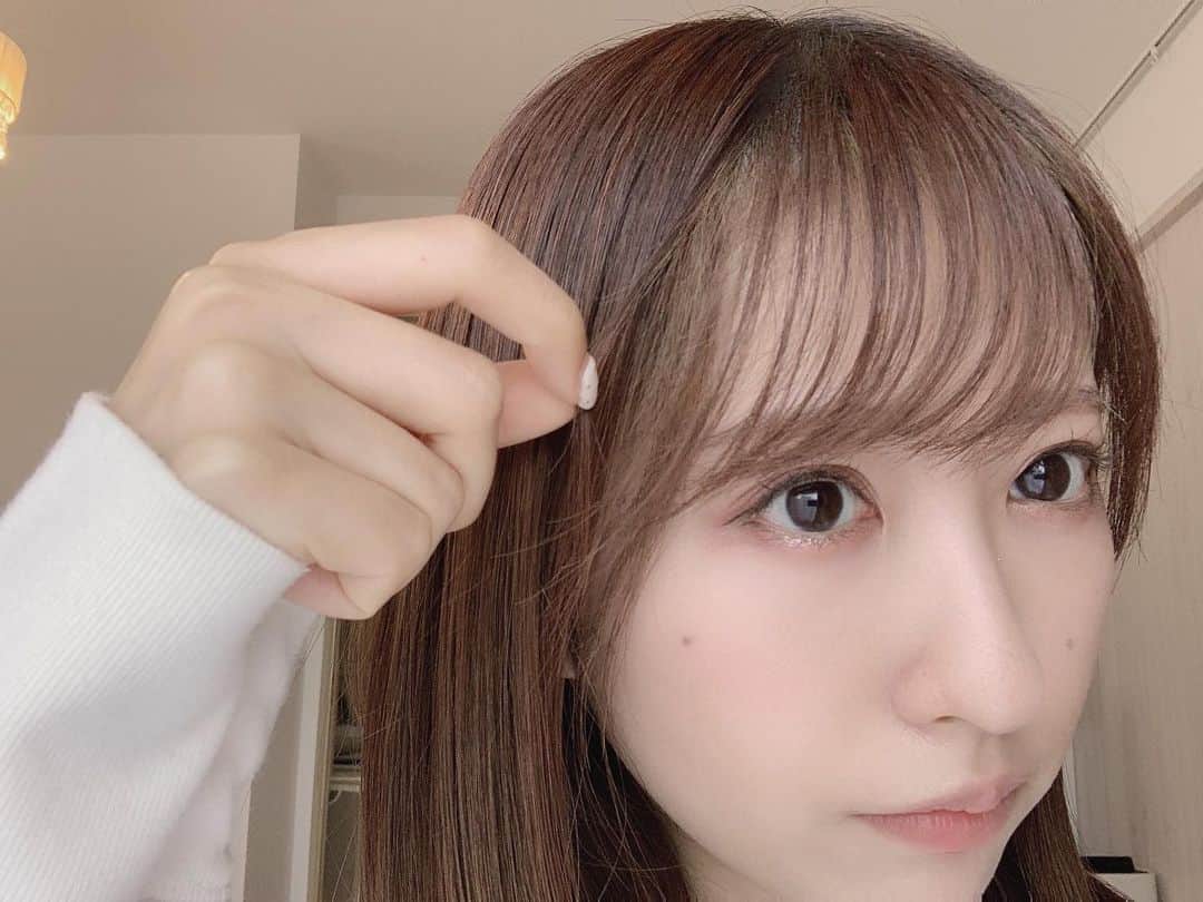 小桃音まいのインスタグラム：「💭 . 実は少し前から前髪の インナーカラー入れてます🌼 . これが人生初ブリーチでした！ さりげないけど前髪に透け感が出てお気に入りです❤︎ . どうですか、、？💭」