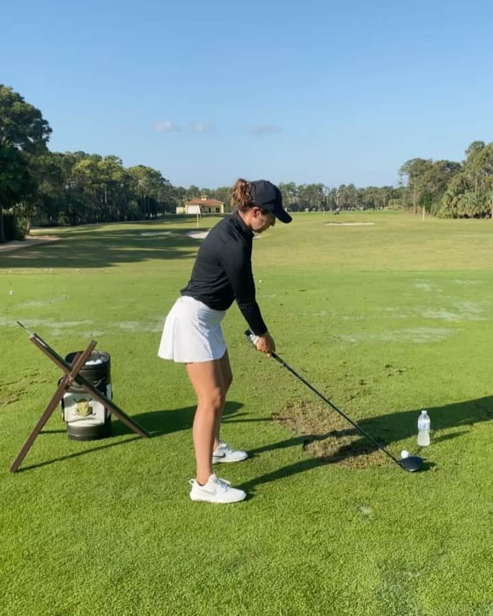 マリナ・アレックスのインスタグラム：「Piecing it back together! Big Thank you to @oldpalmgolfclub for letting @thedewsweeper work last couple days!」