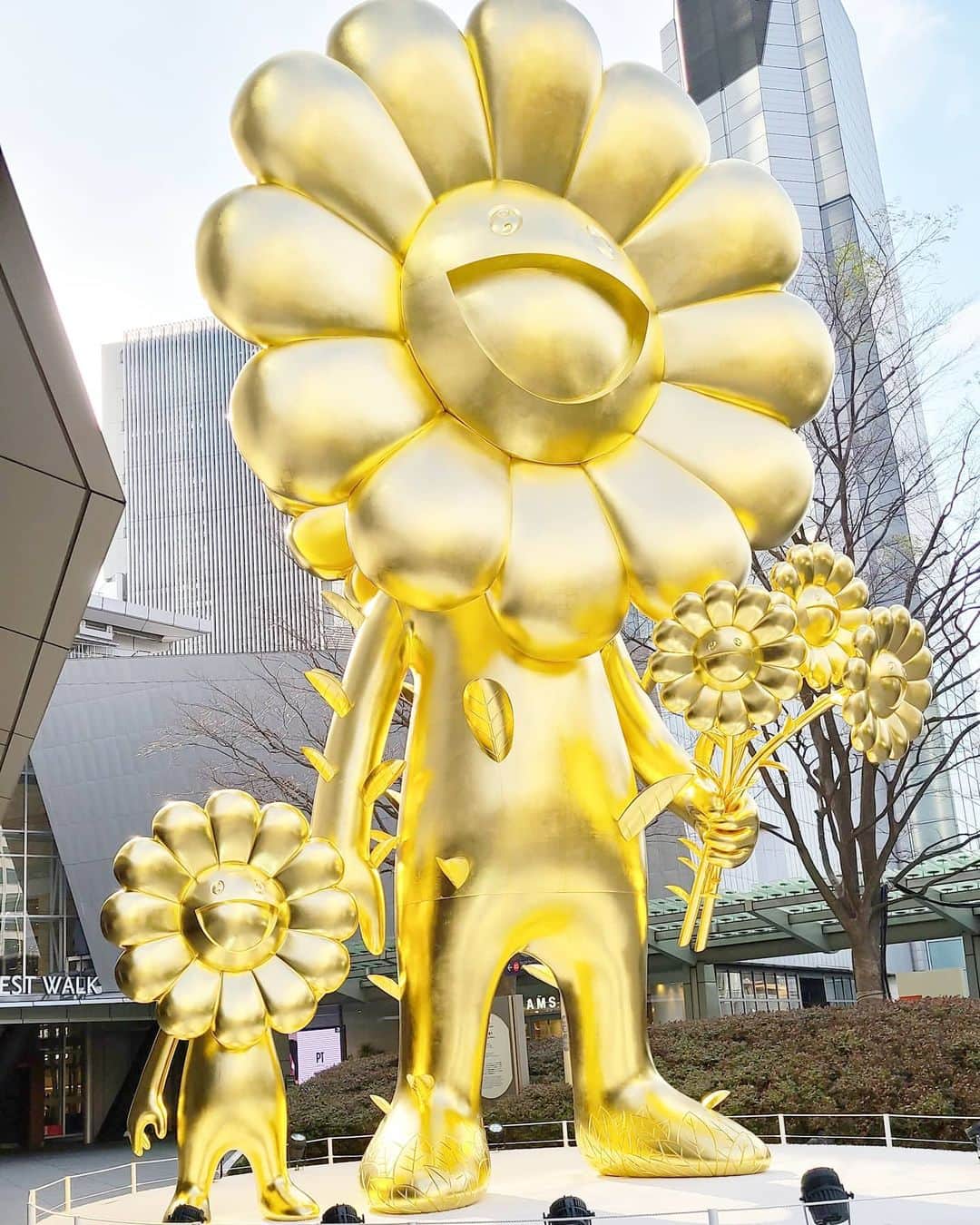 のインスタグラム：「六本木ヒルズのふもとで金ピカに光ってるお花の親子🥇🌼 金運あがりそう💰(奈々) * * #村上隆 #六本木ヒルズ」