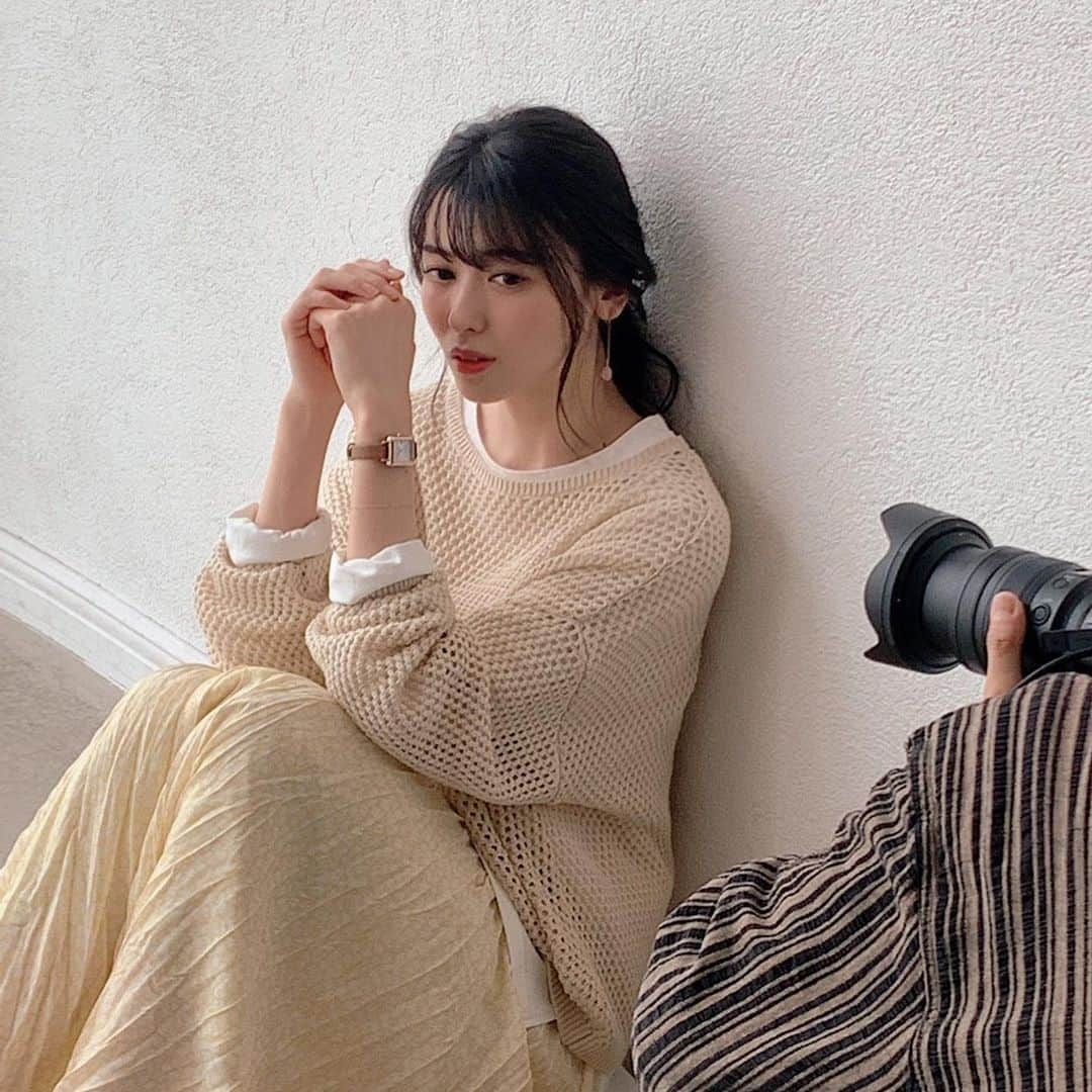 矢島舞美さんのインスタグラム写真 - (矢島舞美Instagram)「. 発売中の『steady. 5月号』にて、春に使える5大トップスの紹介ページと CASIO「SHEEN」の紹介ページに出させていただいています⌚︎✨ . 写真は、撮影時のオフショット！ 是非チェックして下さい♡ . . #steady#casio#sheen#矢島舞美」4月10日 0時19分 - maimiyajima_official_uf