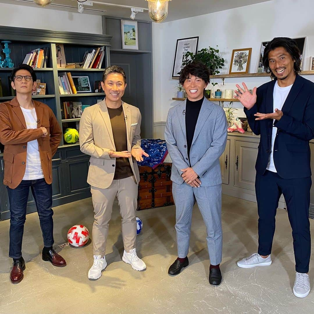 佐藤寿人のインスタグラム：「番組出演のお知らせです📺 4月24日 20:00〜20:49 NHK BS1 「サッカーの園」 今回のお題は『カウンター』  ピッチの上で何度も対戦した佑二さんと収録現場で一緒になるのは何か不思議な感覚でした⚽️ ベストパートナーとのお話もあります⤴️ 是非ご覧頂けたらと思います✨  #NHK #BS1 #サッカーの園 #前園真聖 さん #柴田英嗣 さん #中澤佑二 さん #ボンバーヘッド」