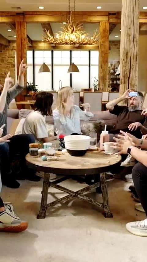 コリー・ロバートソンのインスタグラム：「This cracked me up! What’s your favorite family game? I hope this inspires you to plan a game night with your fam this weekend! Enjoy! ❤️ #athomewiththerobertsons」