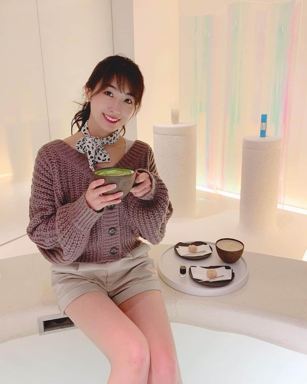 のインスタグラム：「寒いので足湯写真♨️🦶🍵 . . 湿気で髪の毛が終了のお知らせした日🤣👏 この時まだ真冬だったのでこの洋服の上にダウン着てたんだけど、今ではこの服装でも歩けるのすごいなぁ🌸 . . #yubunetokyo #足湯 #足湯カフェ #カフェ #カフェ巡り #新宿カフェ #新宿御苑 #新宿御苑カフェ #shinjuku #shinjukugyoen #shinjukutokyo #tokyo #japan #onsen #cafe #cafestagram #カフェスタグラム #抹茶 #抹茶ラテ #和菓子」