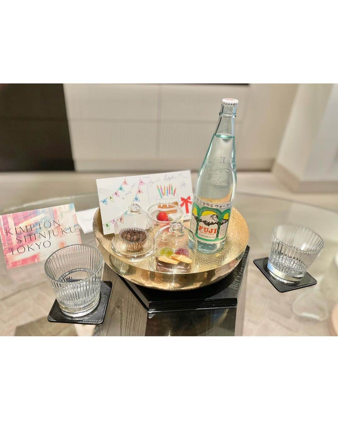 藤崎里菜さんのインスタグラム写真 - (藤崎里菜Instagram)「誕生日当日にキンプトン新宿東京に宿泊したよ✨  日本初上陸の最新ホテルで、東京にいながらNYにいるような気分を味わえました🇺🇸🗽  ペット連れで泊まれて、 スタッフさんもお客さんもペットフレンドリーで、 館内ほぼ全部のエリアにペットを連れて行けるのという 最高のホテルでした！🤍  予約時に、 宿泊する日が私の誕生日で、むぎ(愛犬)も誕生日が近いということを伝えていたんですが、  𝙷𝚊𝚙𝚙𝚢 𝙱𝚒𝚛𝚝𝚑𝚍𝚊𝚢のウェルカムボードがあったり✨  予約していたお部屋より、ワンランクグレードアップしたお部屋をご用意してくださったり✨  お部屋にはバースデーカードやカップケーキなどがあり、 むぎにもハッピーバースデーと書かれたおやつがあったり…✨  めちゃくちゃ誕生日をお祝いしてくださって嬉しかった🥺💓  絶対またむぎと来たい🐕♡  #キンプトン新宿東京 #kimptonshinjukutokyo #kimpton #新宿 #新宿ホテル #都内ホテル #誕生日 #4月7日 #犬と泊まれるホテル #誕生日旅行 #都内旅行気分 #nyスタイル #バーチコーヒー」4月10日 10時32分 - rina_fujisaki