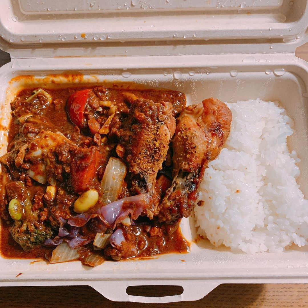 宮島咲良さんのインスタグラム写真 - (宮島咲良Instagram)「ㅤㅤㅤㅤㅤㅤㅤㅤㅤㅤㅤㅤㅤ #オススメ戦隊ミヤジマン  大好きなカレー屋さん #野菜を食べるカレーcamp さんの #1日分の野菜カレー ＋チキン🍗 テイクアウト😋✨ 一番よくテイクアウトしてるのがcampさん🍛 いつもありがとうございます☻ 毎日食べたい🤤」4月10日 10時46分 - sakura_miyajiman
