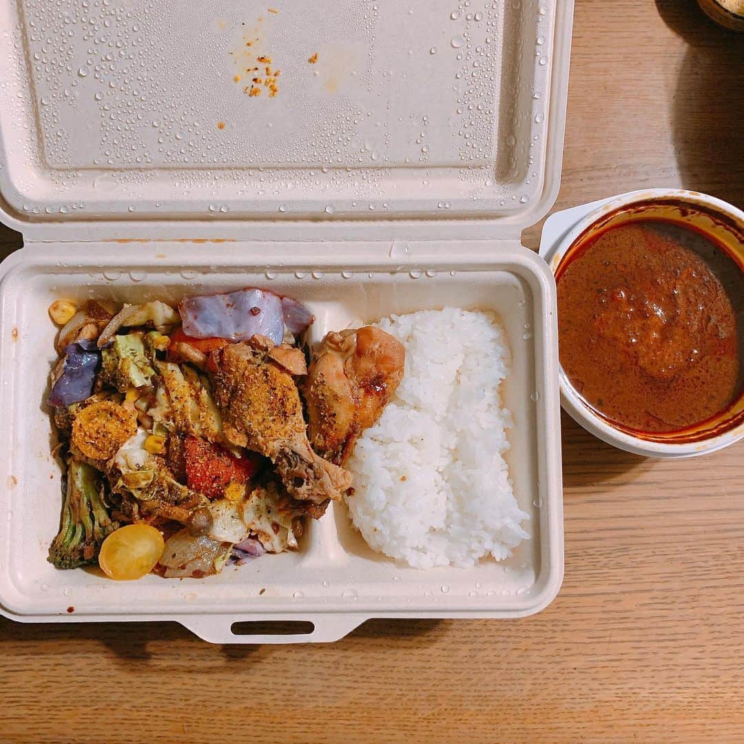 宮島咲良さんのインスタグラム写真 - (宮島咲良Instagram)「ㅤㅤㅤㅤㅤㅤㅤㅤㅤㅤㅤㅤㅤ #オススメ戦隊ミヤジマン  大好きなカレー屋さん #野菜を食べるカレーcamp さんの #1日分の野菜カレー ＋チキン🍗 テイクアウト😋✨ 一番よくテイクアウトしてるのがcampさん🍛 いつもありがとうございます☻ 毎日食べたい🤤」4月10日 10時46分 - sakura_miyajiman