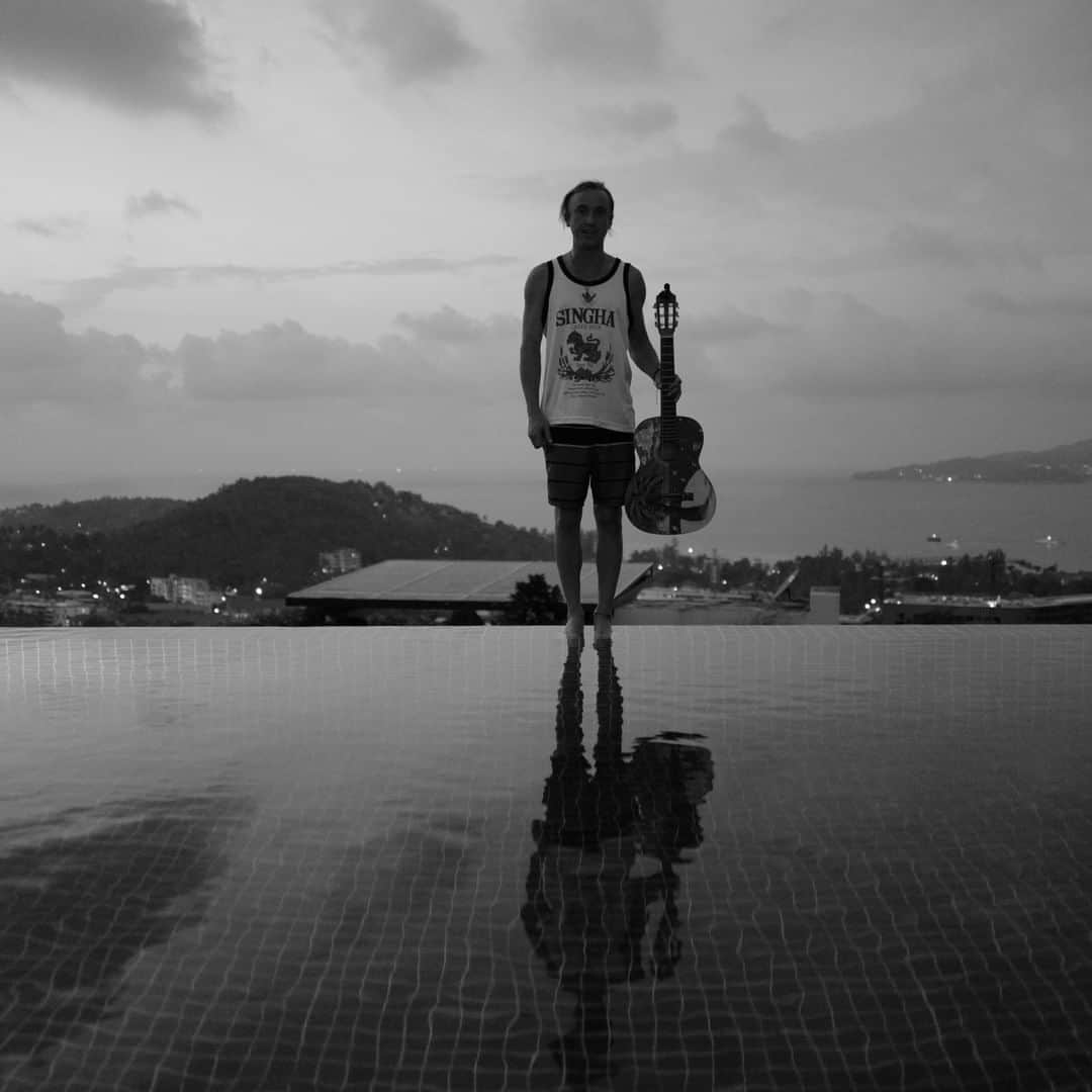 トム・フェルトンのインスタグラム：「Here’s a song for you… hOLDing On by Tom Felton」