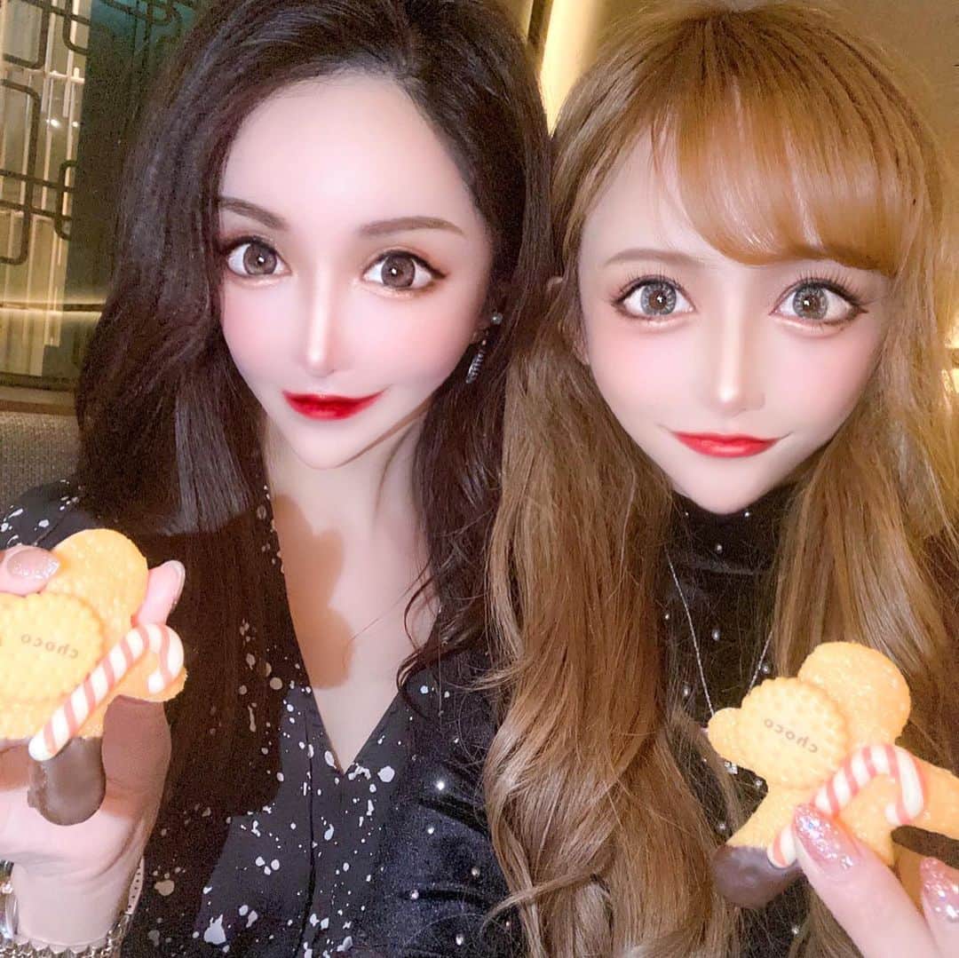 小倉ゆずのインスタグラム：「久しぶりの投稿📝  大阪で、出会った 大好きなお友達との写真🤳  最初、会ったときは 美人過ぎて話すの緊張した😂❤️ 笑笑  Hiltonでアフタヌーンティー☕️ したよ❤️  この日はクリスマス🎄🎅 前でバカラ🥂の イベントやってた💠  #アフタヌーンティー  #ヒルトン大阪  #ヒルトン  #大阪観光  #北新地  #ミナミ  #バカラ  #クリスマス  #キャバ嬢  #キャバ嬢の休日  #ホステス  #大阪旅行  #錦  #六本木  #歌舞伎町  #中洲  #銀座  #美容  #美女  #美女図鑑  #カフェ巡り」