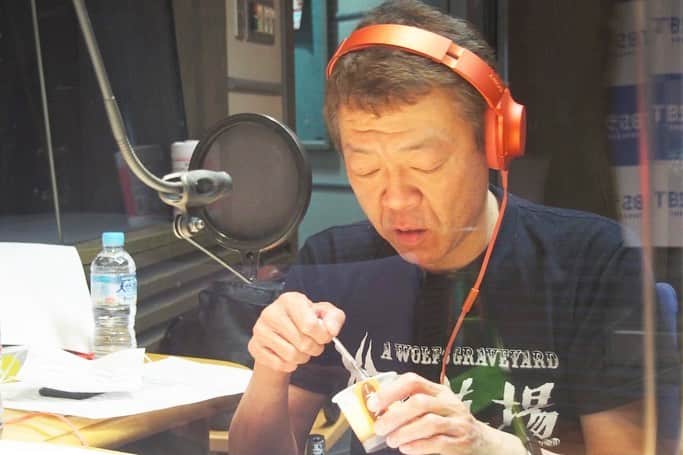 TBSラジオ「たまむすび」さんのインスタグラム写真 - (TBSラジオ「たまむすび」Instagram)「＼金曜のハイライト／  食べて！ 食べて！！ 食べて！！！  答えて！ 答えて！！ 答えて！！！  美味しいものに舌鼓。 難問クイズ（？）で #東京大仏 を学んで。  「めっちゃいい日になりましたぁーー！😆」  #tama954 #たまむすび #外山惠理 #玉袋筋太郎 #シャトーブリアン #快適生活ラジオショッピング #外山さん調べではてんやはうどん #スタジオではイチオシの華味鳥天を試食 #最後はリスナーさんイチオシのオリジン弁当プリン🍮 #固めの食感が古き良き #たくさんの情報ありがとうございました #いずれもたいへん美味しゅうございました #ごちそうさまでした🙏  #この4月で番組は10年目に突入 #Twitterでキャンペーンやってます #10年生になったら友達10万人できるかな #ご参加いただき感謝です🙇‍♂️ #来週もよろしくです」4月10日 4時50分 - tamamusubi905954