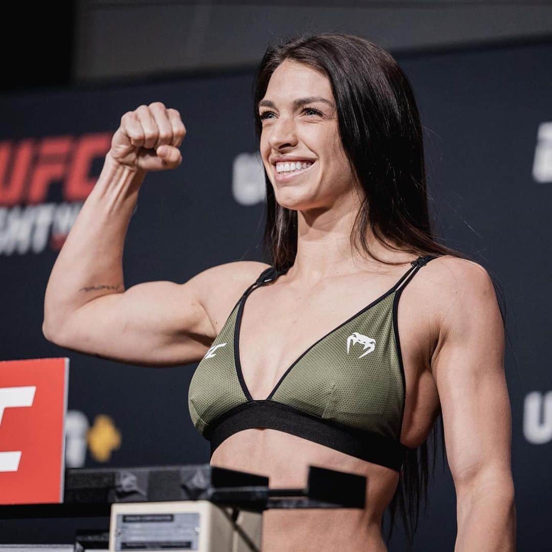 マッケンジー・ダーンのインスタグラム：「115lbs! Tomorrow is a big day! Big thank you to  my strength training coach @rogeriocamoes for making me stronger and still making champion weight with a smile!  • • 52,2kg! Amanhã é o grande dia! Muito obrigada ao meu preparador físico @rogeriocamoes por me fazer ganhar força e continuar com um corte de peso perfeito com sorriso no rosto! Estamos prontos! 💪🏼👊🏼🙏🏼」