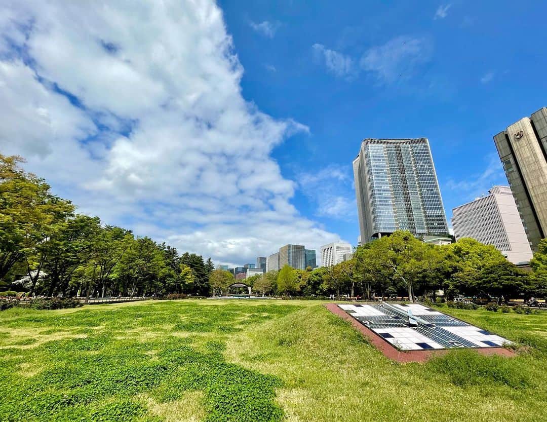けらえいこのインスタグラム：「日比谷の歯科の帰り、初めて日比谷公園を一周してみました。景色がきれいで癒された✨  #歯科の帰りは #わりと寄り道する #自分にヨシヨシしてるのか」