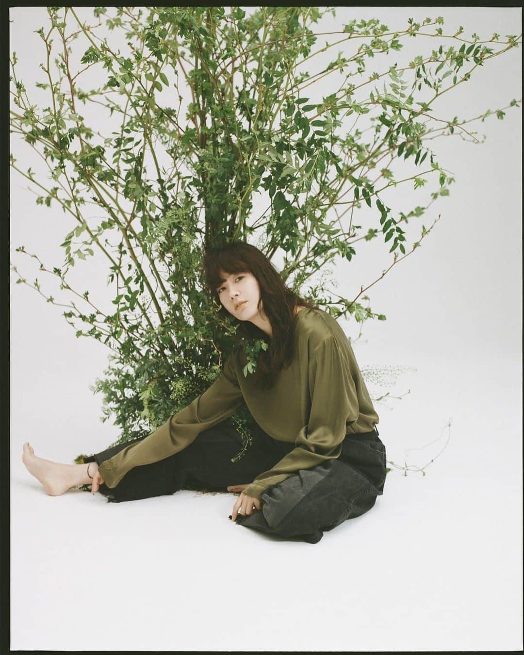水川あさみのインスタグラム：「ほんとにスルスルで肌が気持ちが良いです。 個人的には長〜い袖も気に入ってます。ぐるぐると折って自身に合わせても、ダラリとそのまま着ても…♡  この度、77circaと一緒に服を作りました。 わたしのラッキーナンバーの7をプラスして 『7 77circa』で展開する事になりました。  私自身普段から心地よくなるべく天然で自然なものを身につけたい、そして長く着れば着るほど自身の体にどんどん馴染んでその風合いに愛着が湧くような、シンプルで経年変化を楽しめるような服に出会えたら…とこの企画がスタートしました。 シルクを身に纏う心地よさから自己の世界を広げ、また外の世界へもっともっと別の意識を向けて是非新しい自分に出会えるきっかけなれば嬉しいなと思います。  今日から77circaさんでサイトオープンです。 どうぞ、よろしく。 #77circa #777circa」