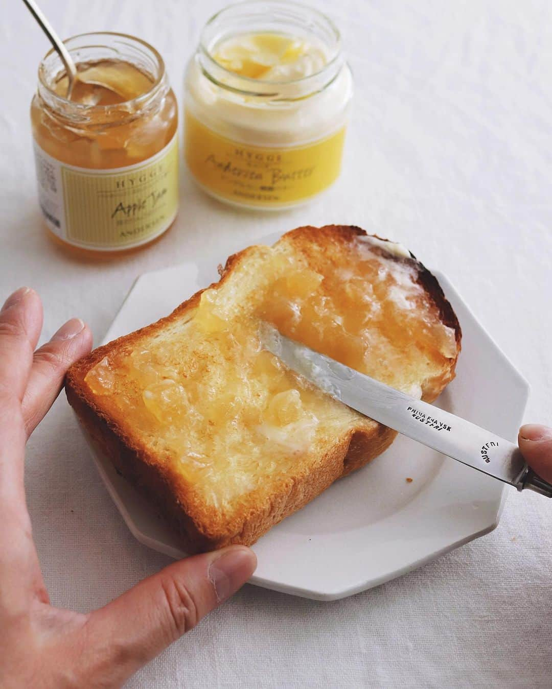 樋口正樹さんのインスタグラム写真 - (樋口正樹Instagram)「🍎 Apple Jam toast . 朝食にイギリスパンを 香ばしくトーストして 芸北りんごのジャムと 醗酵バターを混ぜつつ 端まで塗り伸ばしたん。 . パンはアンデルセンの イギリスパン５枚切り。 アンデルセンさんにて 半世紀以上愛されてる 一番のロングセラーの おいしいイギリスパン。 @andersen_official_jp . . . #芸北りんご #芸北りんごのジャム #ジャムトースト #バターとジャム #イギリスパン #トースト #山型パン #山食 #食パン #パンのある暮らし #パンのある生活 #パンスタグラム #パン大好き #アンデルセンイギリス #アンデルセン #アンデルセンのパン #ヒュッゲ #ロングセラー #朝の定番 #andersen #hygge #Applejam #toast」4月10日 7時39分 - higuccini