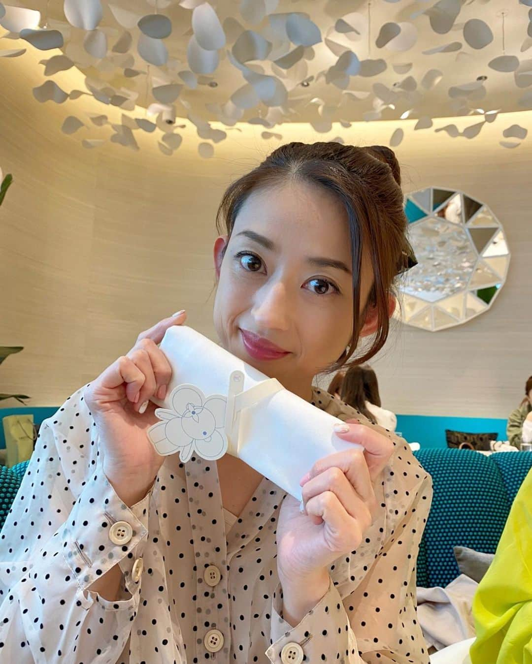 小沢真珠さんのインスタグラム写真 - (小沢真珠Instagram)「上の娘の入学式も下の娘の始業式も無事終わりました。まだしばらくはバタバタな日々が続きそうですが^^;  最近のネイルは桜のアート、髪はお団子ヘアにハマってます❤︎写真は春休みにルイヴィトンのカフェでお茶した時のものです♪  #新生活 #入学式 #始業式 #お団子ヘア  #セルフヘアアレンジ  #春ネイル #桜ネイル #入学式ネイル #lecafev」4月10日 7時50分 - maju_ozawa